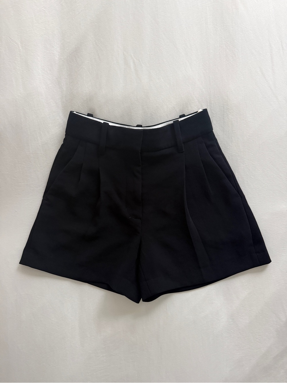 Aritzia Effortless Shorts in Black, size 00 - Picture 2 of 4